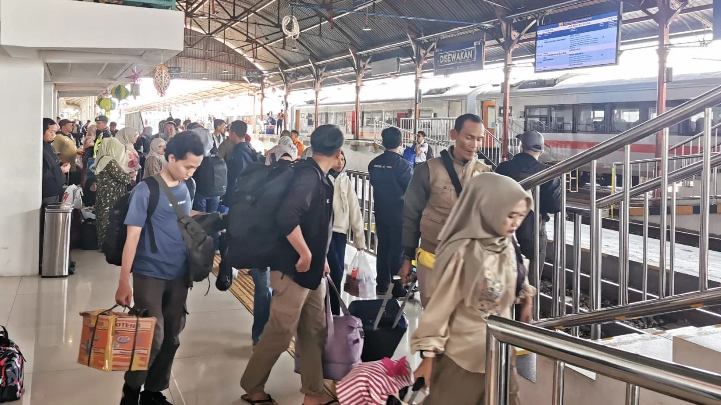 Penumpang memadati area peron Stasiun Purwokerto saat momen libur panjang, Kamis (2/4/2026). KAI Daop 5 Purwokerto mengoperasikan kereta tambahan untuk mengantisipasi lonjakan penumpang tujuan Jakarta, Bandung, dan kota lainnya.(FOTO DOK)