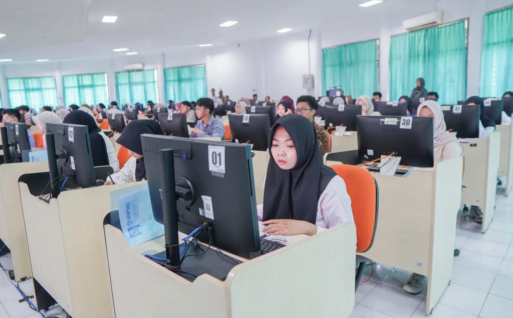 Peserta mengikuti Ujian Tulis Berbasis Komputer Seleksi Nasional Berdasarkan Tes (UTBK–SNBT) 2026 di Universitas Jenderal Soedirman, Selasa, 21 April 2026. (DOK)