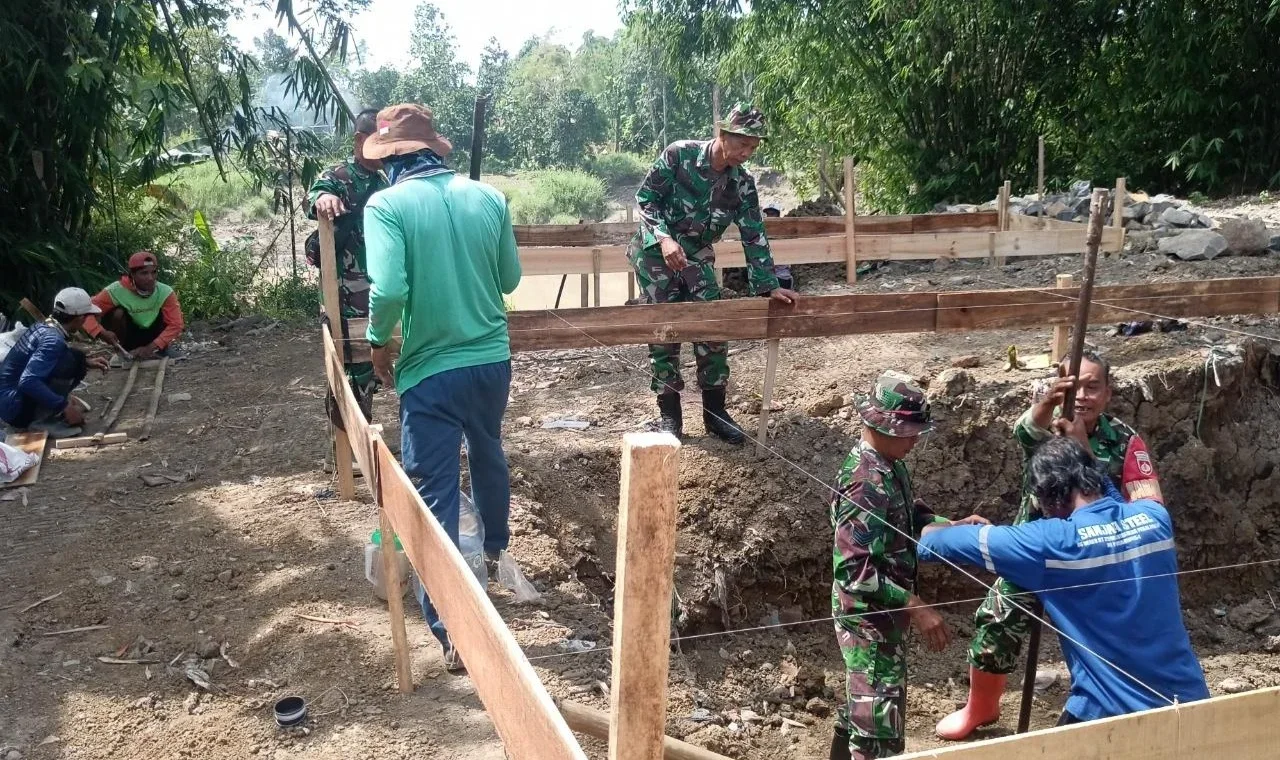 Kodim 0711/Pemalang dan Warga Bangun Jembatan Gantung Garuda di Sungai Comal