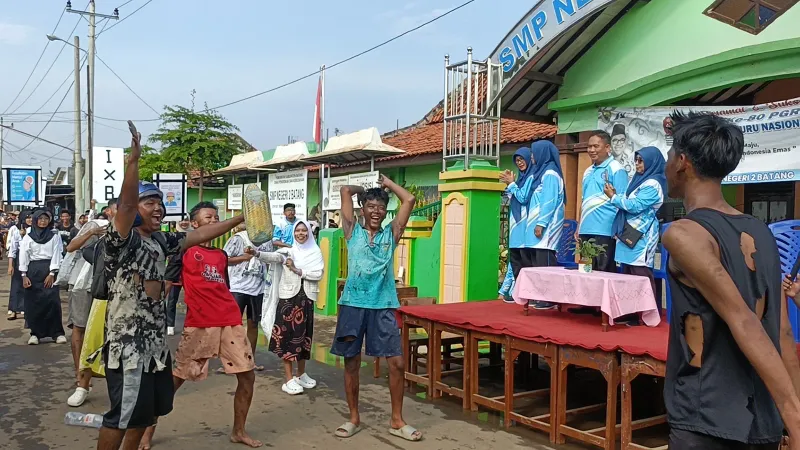 Ragam Kostum Berkarakter Meriahkan 47 Tahun SMPN 2 Batang