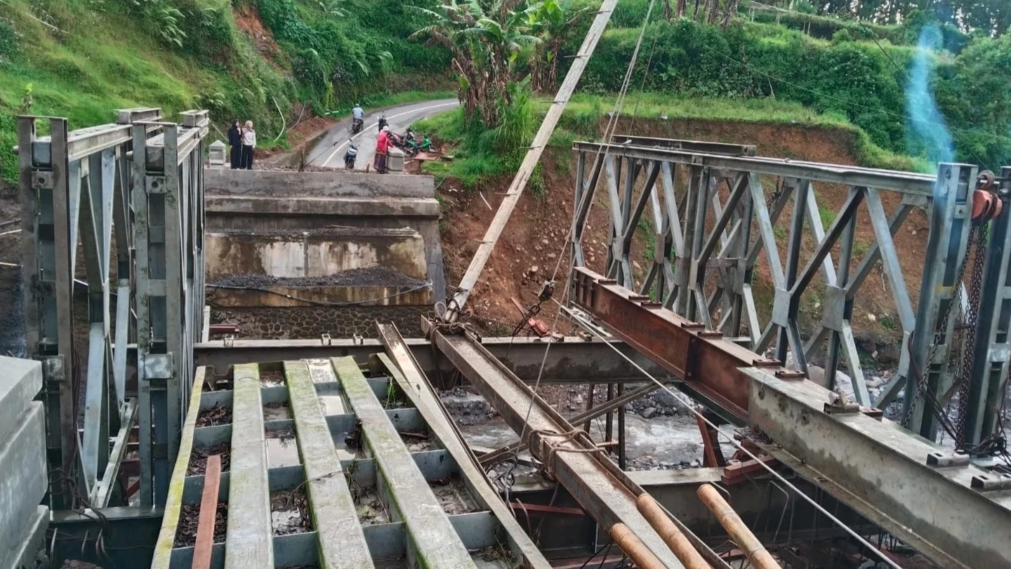 Sejumlah pekerja memperbaiki jembatan Sungai Gung Jedor di Desa Guci, Kecamatan Bumijawa, Kabupaten Tegal, baru-baru ini. (Dok) 