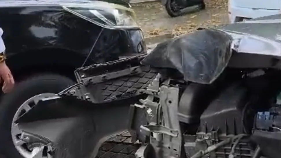 Diduga Alami Microsleep, Pengemudi Xenia Tabrak Pohon di Jalan Jenderal A Yani Slawi, Dua Orang Terluka