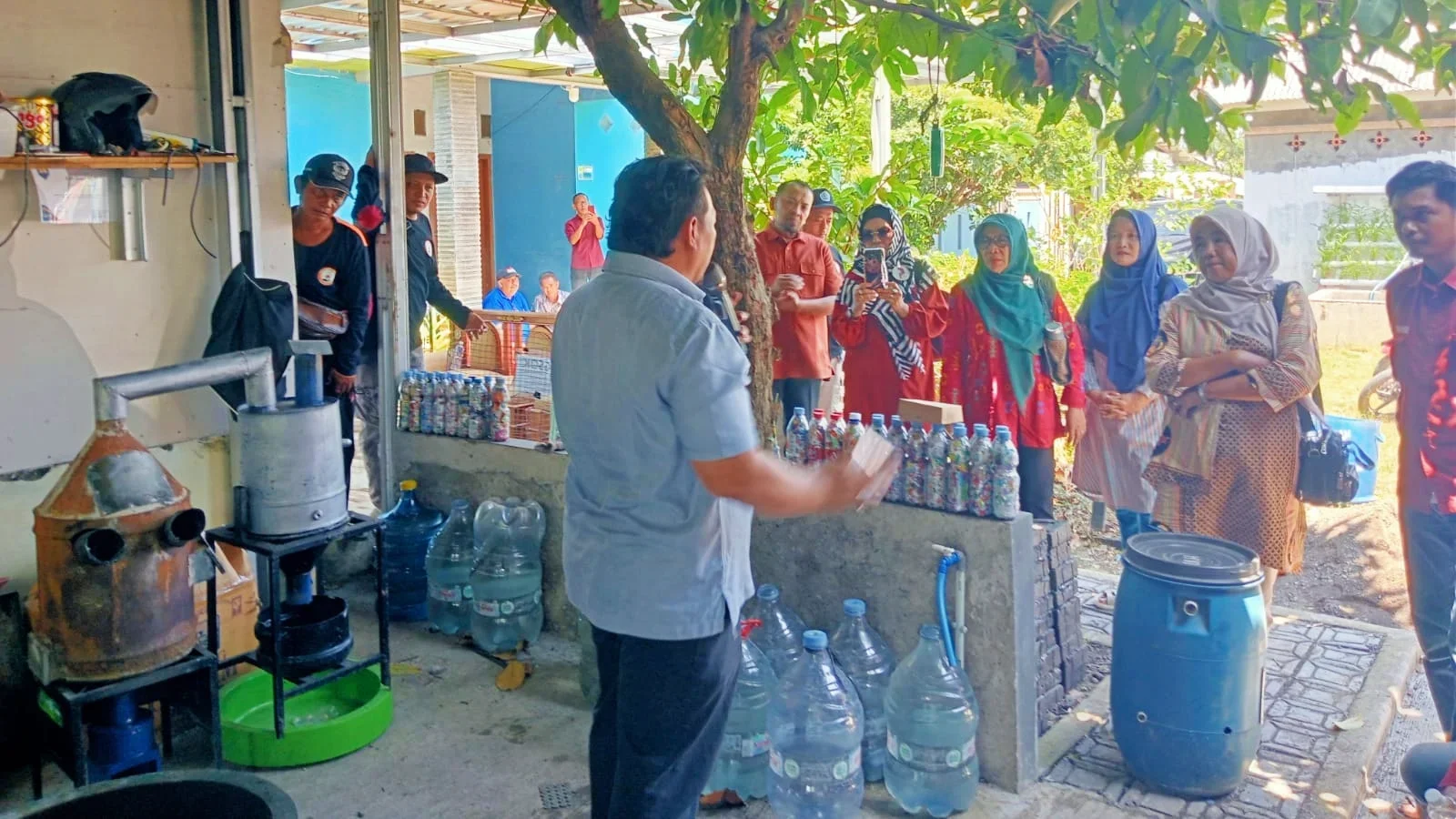 Tak Lagi Dibakar, Sampah di Brebes Disulap Jadi Paving hingga Kursi