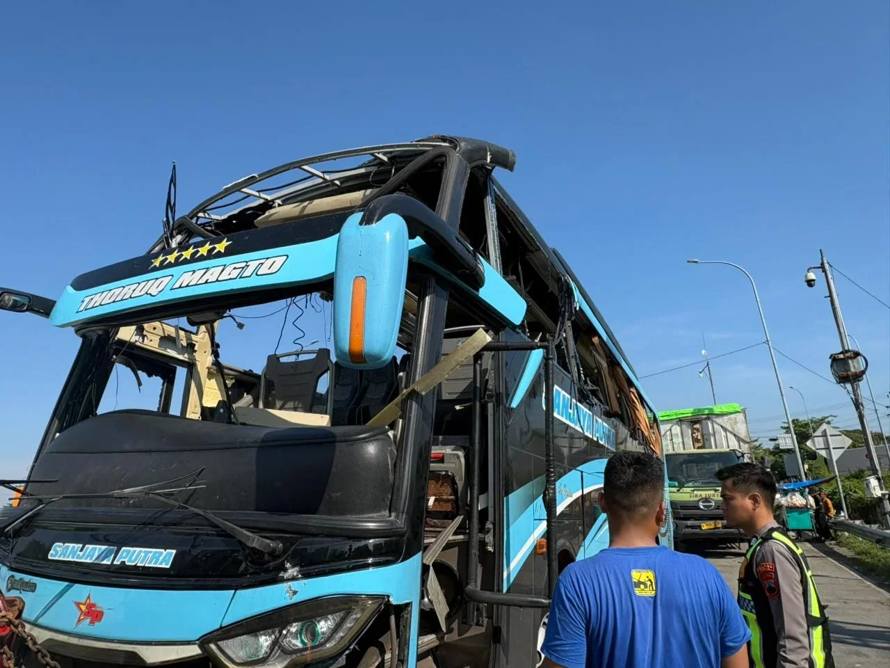 Kondisi Bus Sanjaya Putra mengalami kerusakan  setelah terjadi ledakan di dalam kabin bus  saat berada di Jalur Tol KM 294+900A, Desa Kertasari, Kecamatan Suradadi, Minggu , 12 April 2026 pada pukul.05.00. Bus tersebut  membawa rombongan suporter Bonek dari Jakarta. 