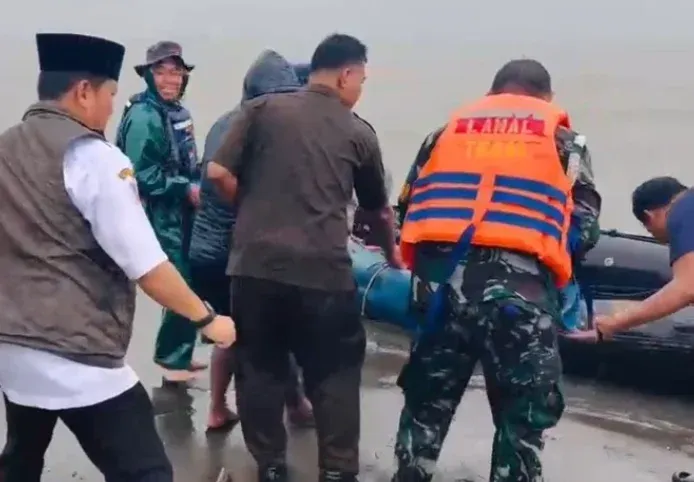 Satpolairud Polres Tegal Jemput Mayat ABK di Pantai Larangan,  Meninggal di Perairan Maluku