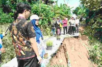 Jalan Kabupaten di Kedungoleng Brebes Longsor, Akses Warga Terancam Terputus