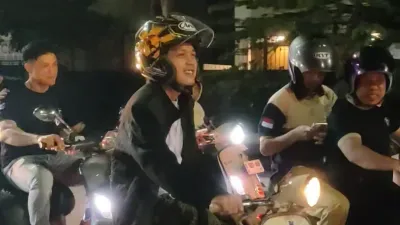 Momen Gus Iqdam dan Dedy Yon Bersama Komunitas Vespa Keliling Kota Tegal