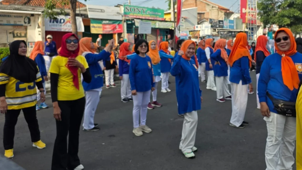 Sejumlah anggota Gabungan Organisasi Wanita Kota Tegal, mengikuti senam zumba bersama di Jalan Pancasila, Jumat 24 April 2026. Foto : Istimewa