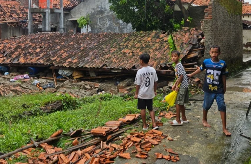 Diterjang Angin Puting Beliung, 25 Rumah dan Kios Warga Brebes Rusak Parah