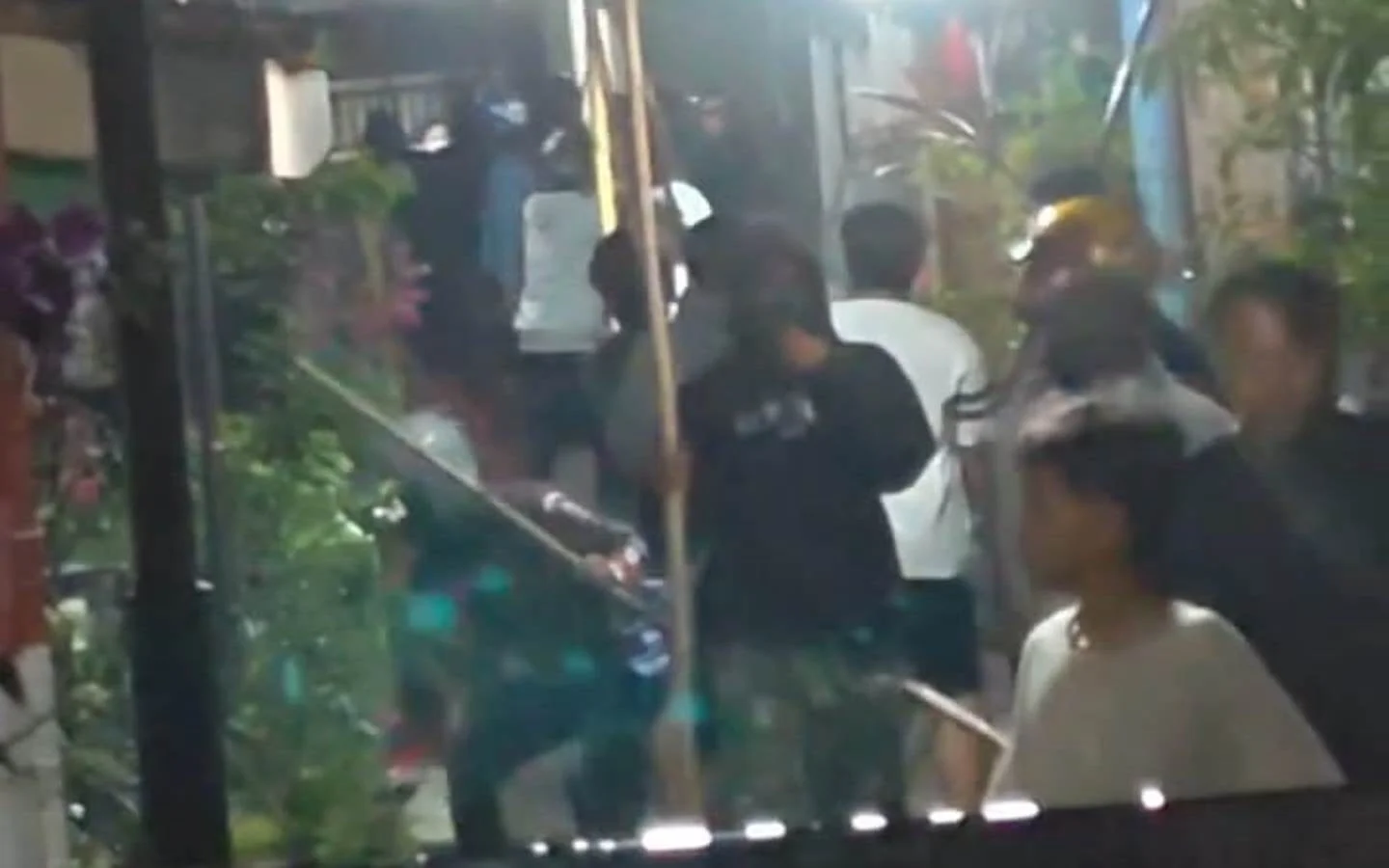 Video aksi tawuran gangster di dalam gang sempit di Kendal. dokumen