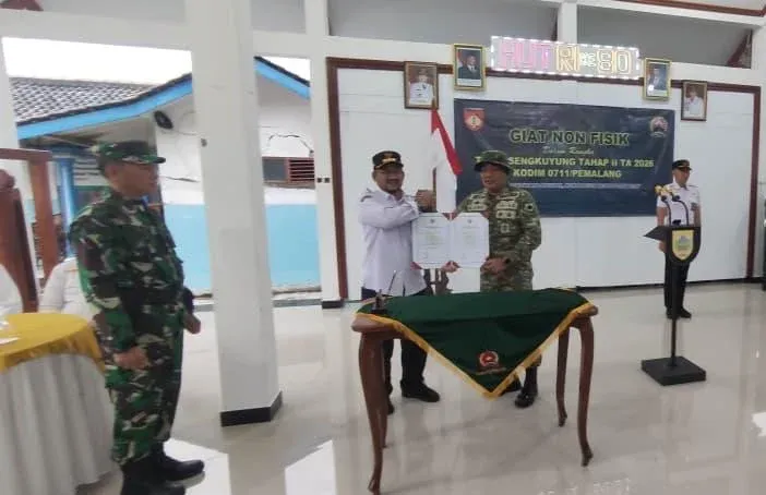 Anggota TNI Bangun Talud di Pemalang Ratusan meter