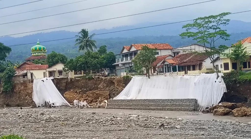 Tebing Sungai Keruh di Bumiayu Longsor, Jalan Blere–Adisana Ditutup Darurat
