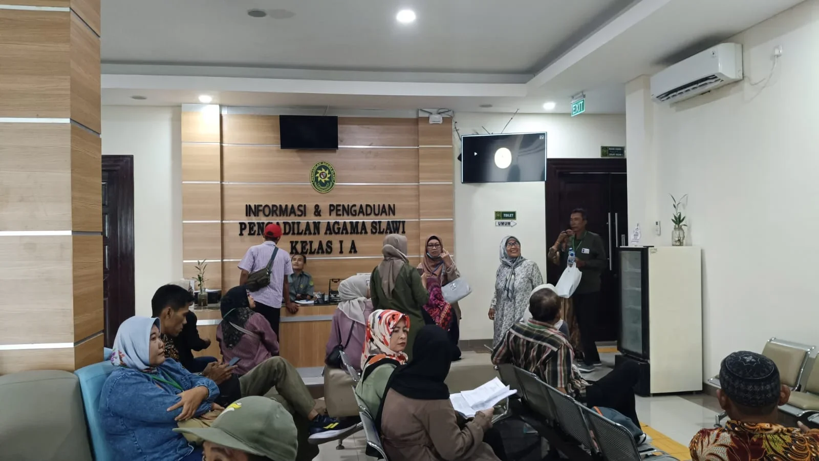 Puluhan warga Kabupaten Tegal mengantre di layanan permohonan perceraian Pengadilan Agama Slawi, Kabupaten Tegal, Rabu 15 April 2026. (Guntur) 