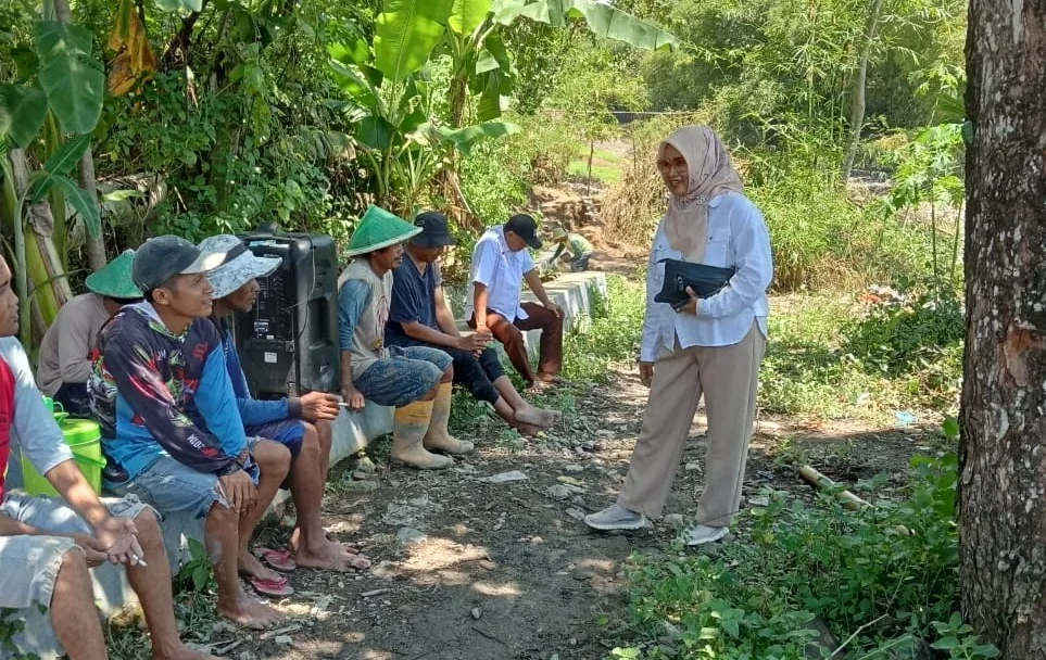 Anggota DPRD Brebes Fraksi Gerindra, Murnaeni bersama warga saat melakukan perbaikan tanggul Sungai Babakan di i Dusun Cibogo, Desa Cikeusal Kidul, Kecamatan Ketanggungan, Brebes. 