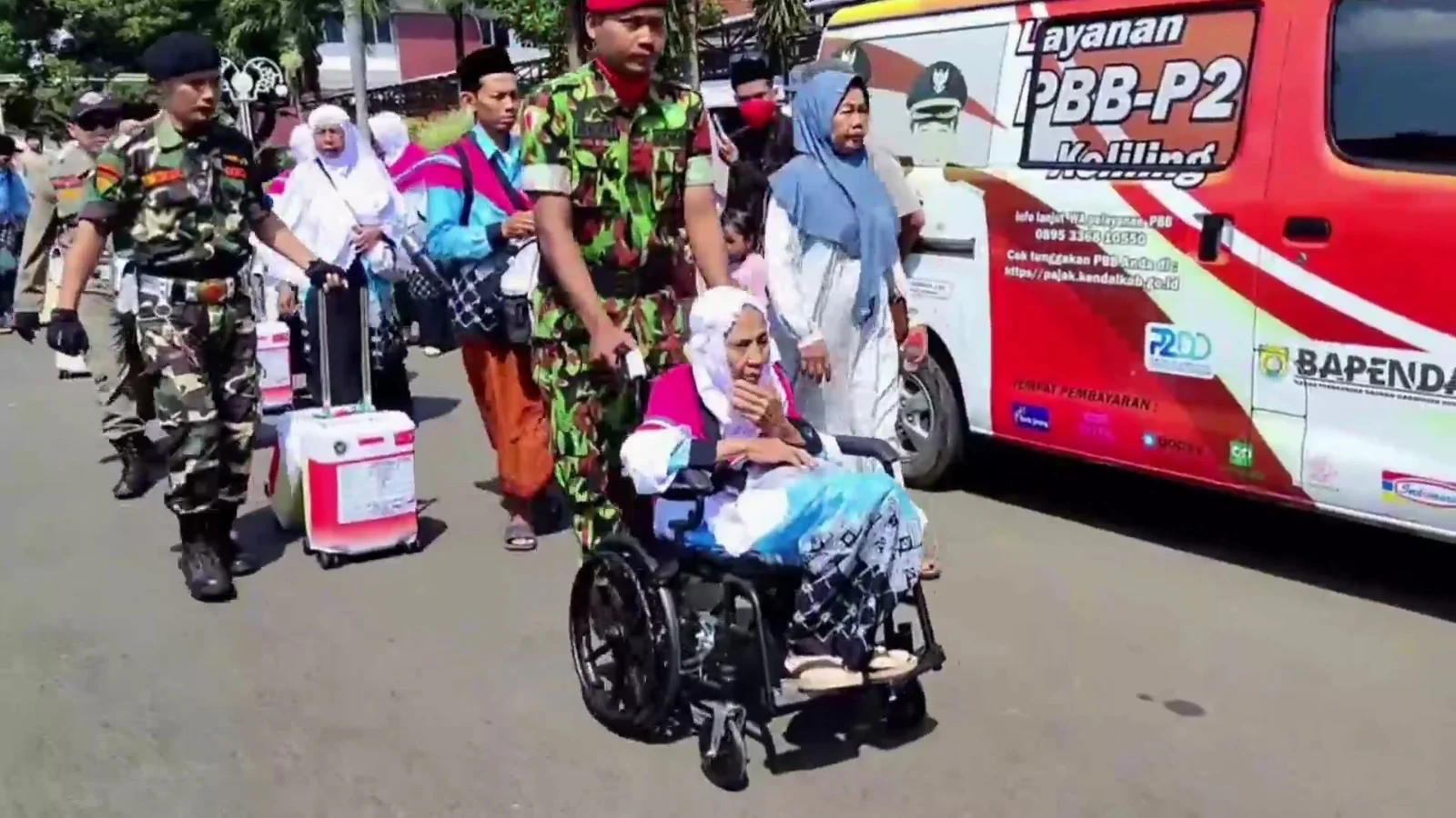 Prioritaskan Lansia, Jemaah Haji Kendal Berkursi Roda Dikawal Sejak Awal Keberangkatan