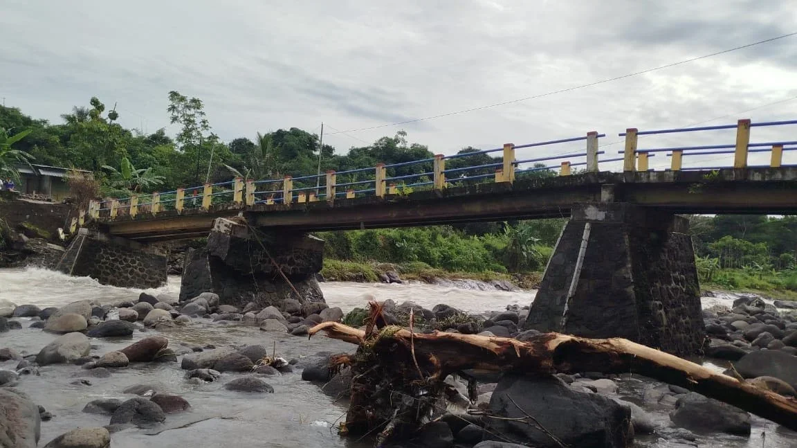 Jembatan Antar Desa di Pemalang Terbengkalai, Warga Harus Putar Jauh