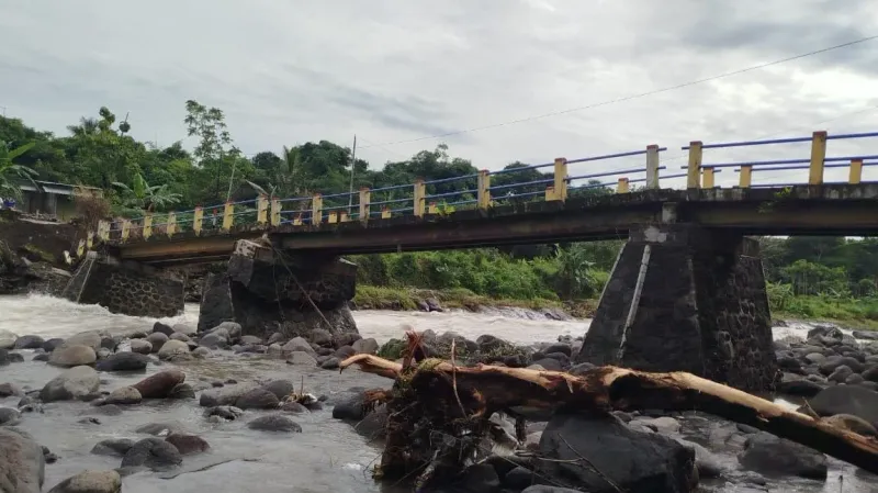 Jembatan Antar Desa di Pemalang Terbengkalai, Warga Harus Putar Jauh