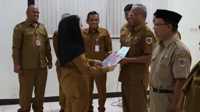 Bupati Paramitha Serahkan SK Pensiun 37 ASN, Ini Pesannya