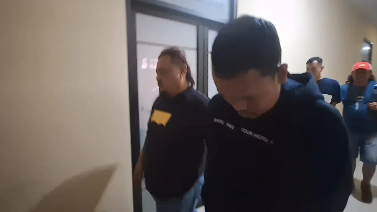 Tim Resmob Polres Brebes membawa pelaku pencurian 4 ekor sapi, untuk dilakukan pemeriksaan lebih lanjut di Mapolres Brebes.