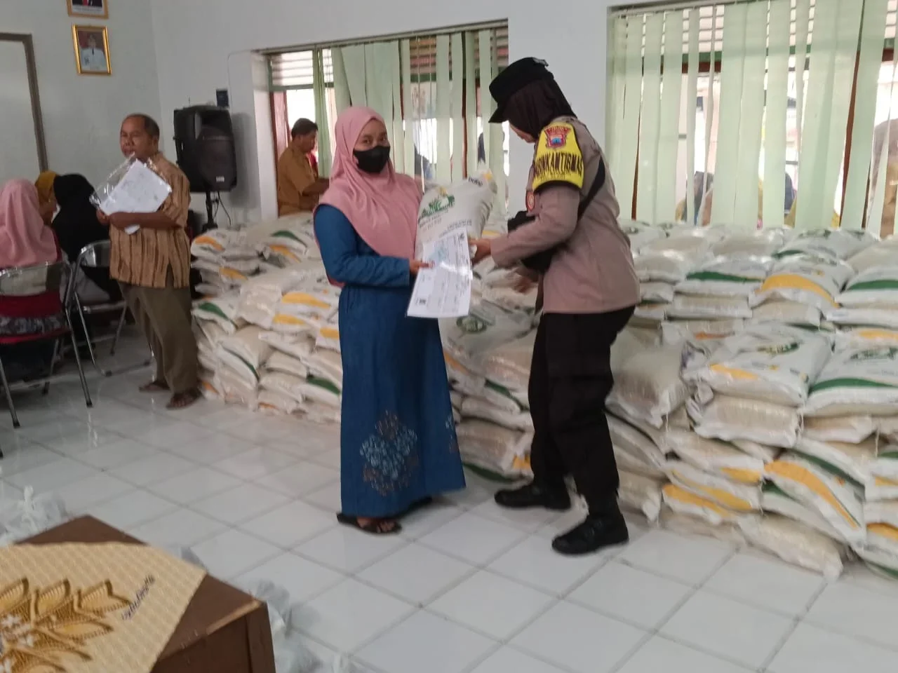 Bhabinkamtibmas Desa Trayeman Slawi Pastikan Penyaluran Bantuan Pangan Aman dan Tepat Sasaran