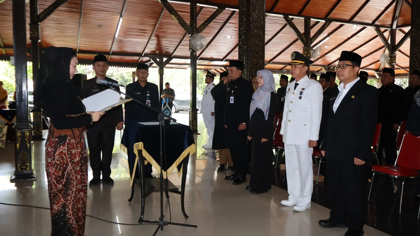 Bupati Brebes Paramitha Widya Kusuma melantik dan mengambil sumpah pejabat eselon III di Pendopo Brebes.
