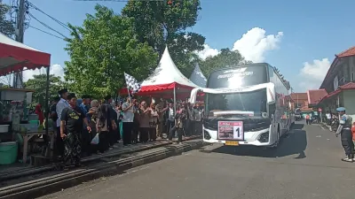 Ribuan Calon Jamaah Haji Kendal Mulai Diberangkatkan, Suasana Haru Iringi Pelepasan