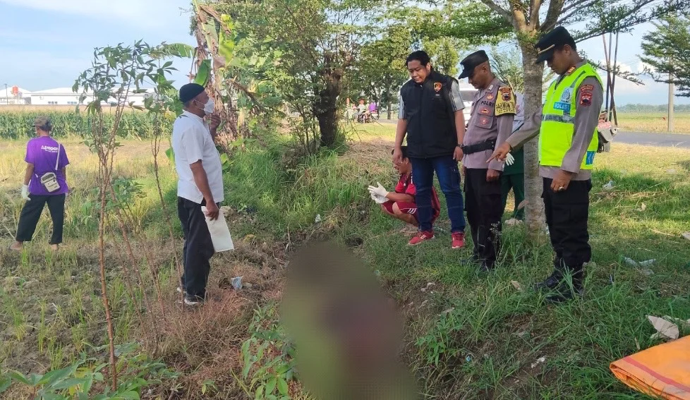 Kapolsek Losari bersama anggotanya tengah mengevakuasi korban yang ditemukan di saluran irigasi.