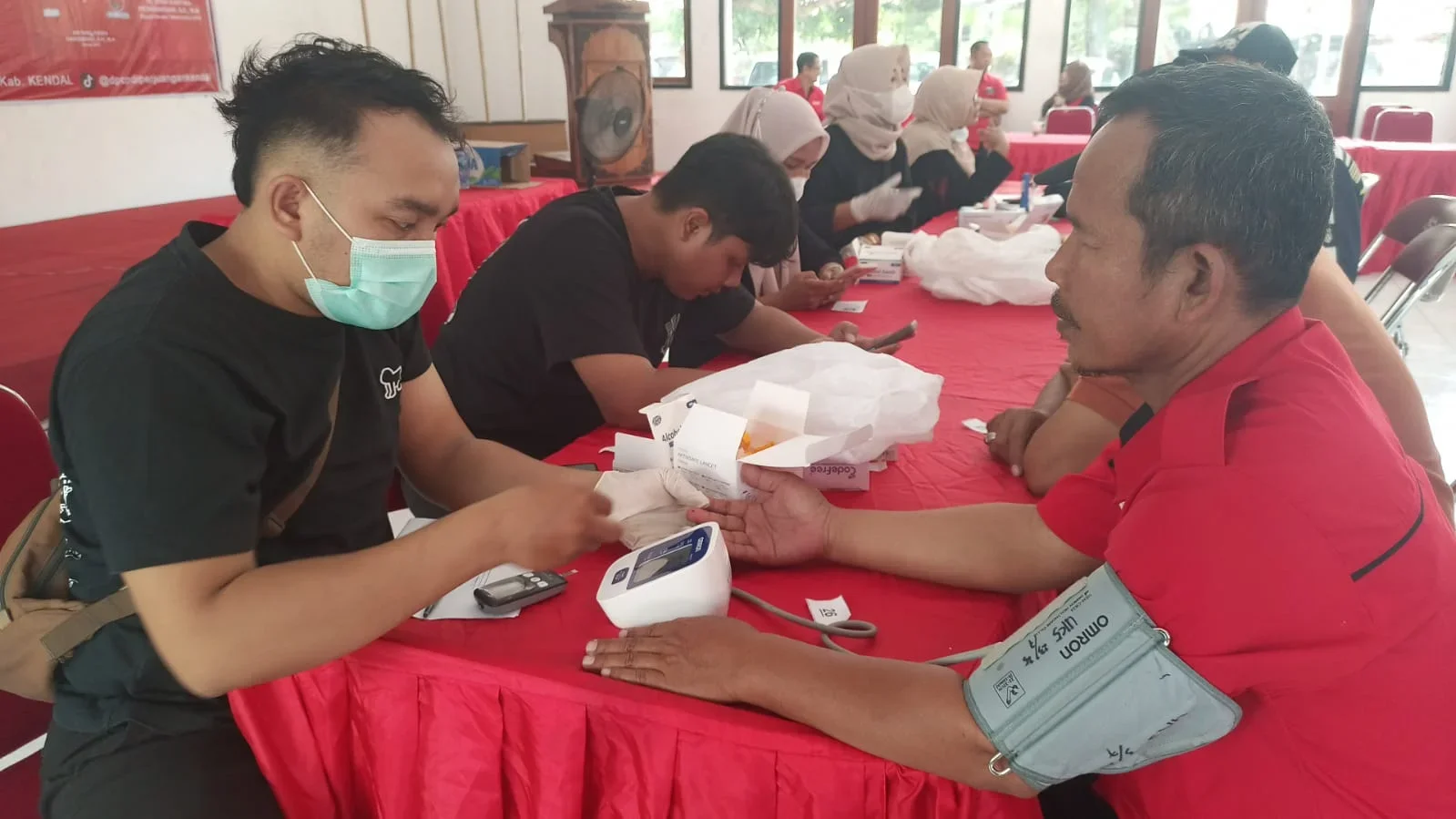 Aksi Nyata PDI Perjuangan Kendal,  Ratusan Warga Antre Cek Kesehatan dan Makan Gratis