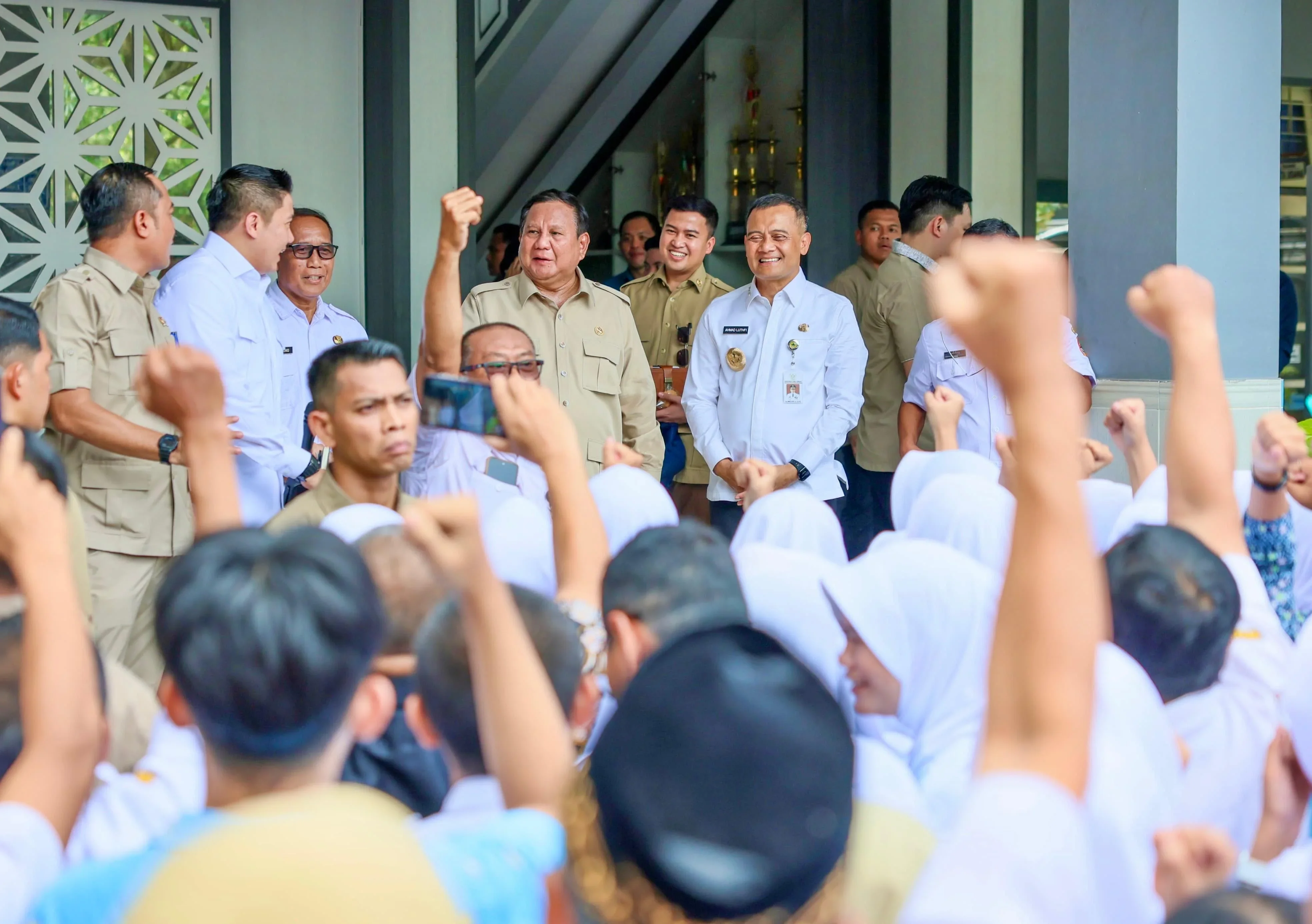 Prabowo dan Ahmad Luthfi Kunjungi SMAN 1 Cilacap, Revitalisasi Sekolah dan MBG Dipuji Siswa