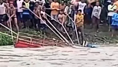 Banjir Sungai Bodri Kendal Menerjang Truk hingga Terserat dan Tenggelam