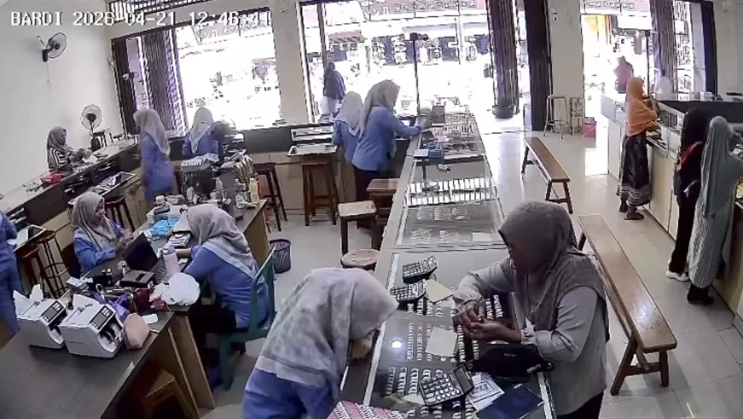 Aksi Pencurian di Toko Emas Bumiayu Terekam CCTV, Modus Pura-pura Beli Cincin