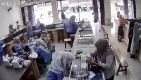 Aksi Pencurian di Toko Emas Bumiayu Terekam CCTV, Modus Pura-pura Beli Cincin