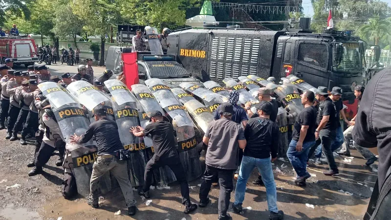 Ubah Paradigma, Polres Tegal Kedepankan Pelayanan Humanis Saat Amankan Aksi Massa