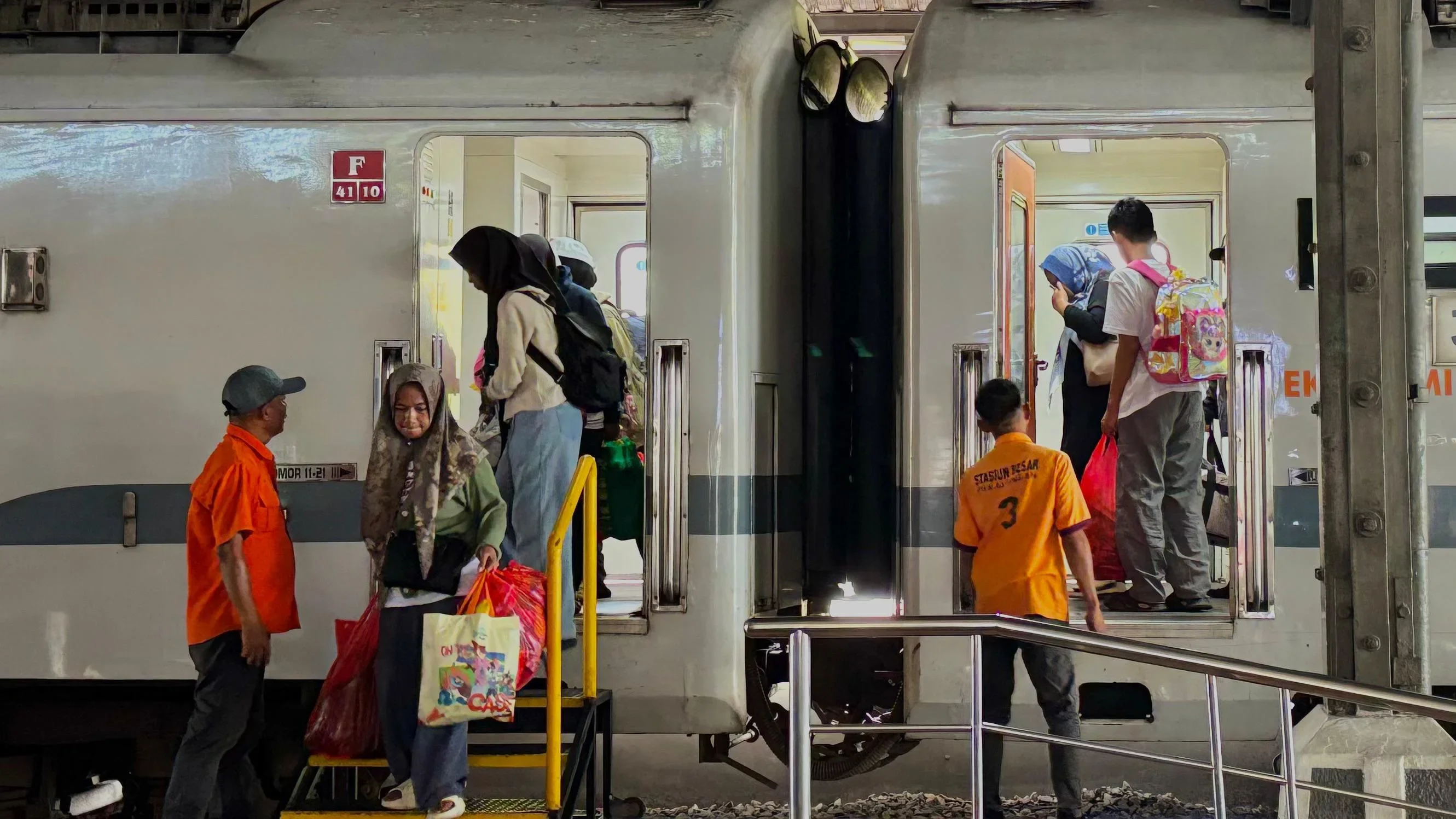 77 penumpang batal tiket di Pekalongan imbas rintang jalan di bumiayu