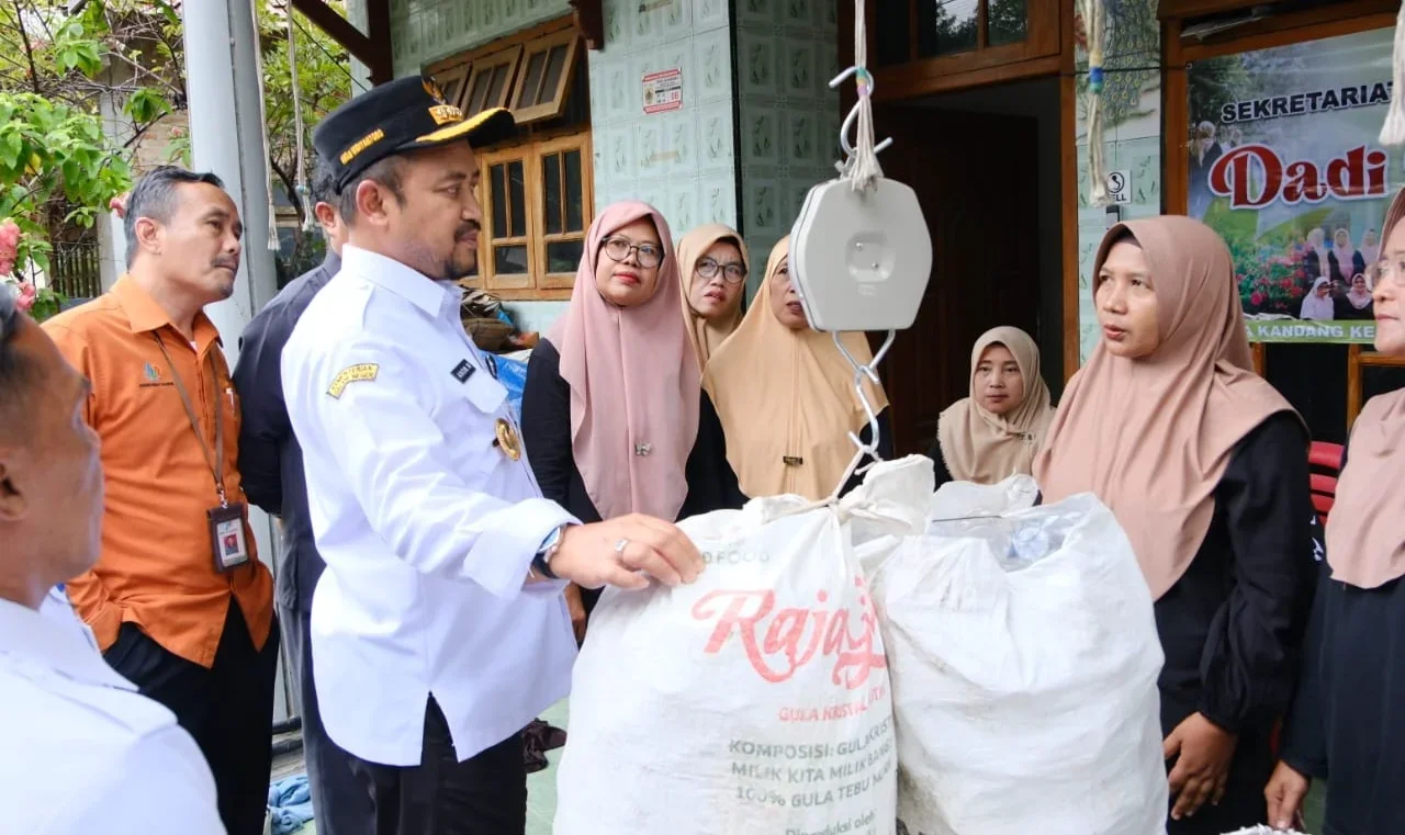Hari Bumi Sedunia, Bupati Pemalang Launching Bank Sampah “Dadi Resik”