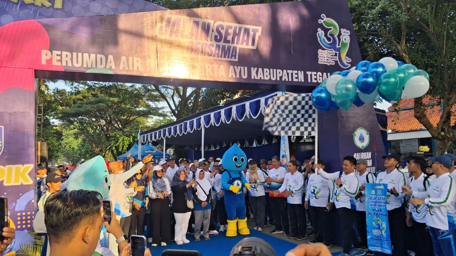 Bupati Tegal Ischak Maulana Rochman melepas peserta Jalan Sehat Bersama di depan Kantor Perumda Air Minum Tirta Ayu Kabupaten Tegal, Sabtu, 25 April 2026.