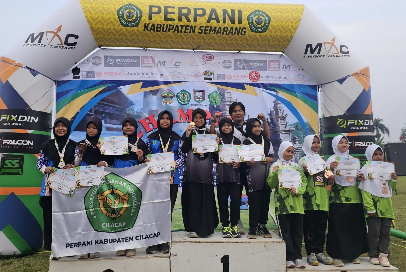 Ketua Perpani Pemalang Joko Widodo berfoto bersama para atlet yang meraih juara di Kejurprov junior panahan Jawa Tengah.