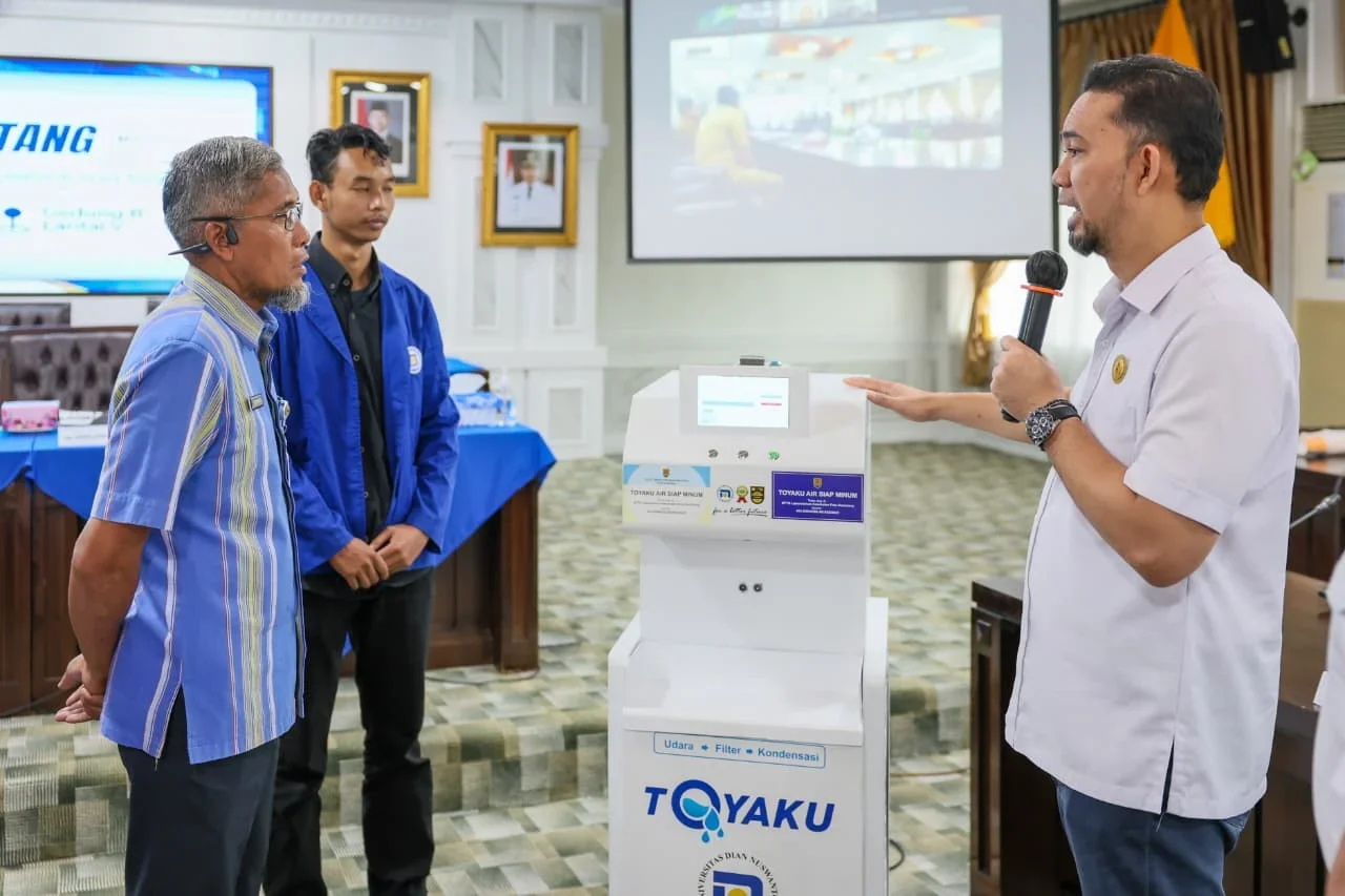 Pemprov Jateng Terima Hibah ToyaKU, Sekda Cicipi Air Minum dari Udara Karya Udinus