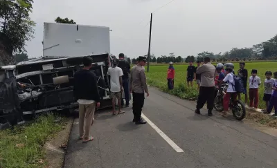 Mobil Box MBG Terguling di Jalan Klairan Kesesi Pekalongan