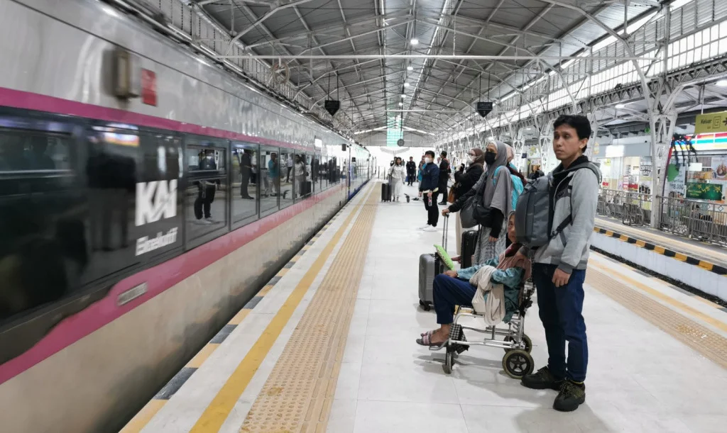 Penumpang menunggu kereta di Stasiun Purwokerto. Libur hari Buruh 2026 ini, jumlah penumpang meningkat hingga 34 persen.