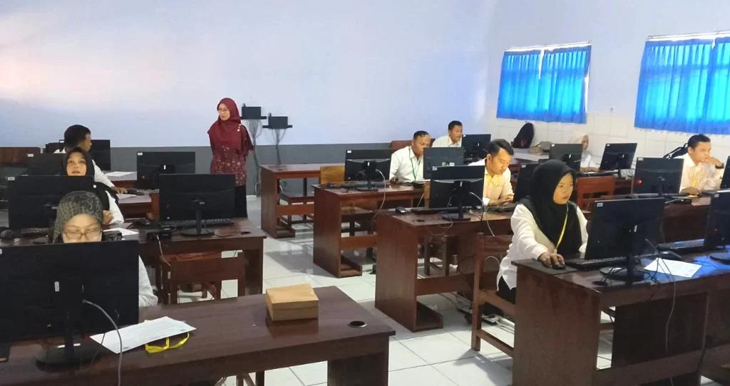 Peserta mengikuti seleksi penjaringan perangkat Desa Bumiayu dan Kalilangkap di Universitas Muhammadiyah Brebes, Kecamatan Paguyangan, Brebes. 