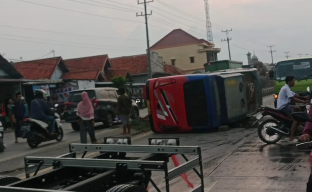 Elf yang mengalami kecelakaan di jalur Pantura Desa Kluwut, Kecamatan Bulakamba, Brebes. 