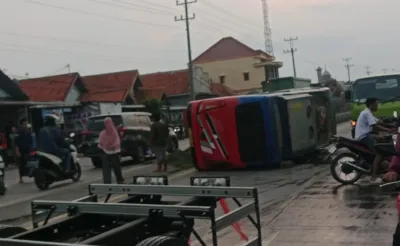 Elf Tabrak Pembatas Jalan Terguling di Jalur Pantura Brebes