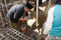 Peletakan Batu Pertama Masjid Terbakar, Wagub Jateng jadi Imam Salat Jumat di Tenda Darurat
