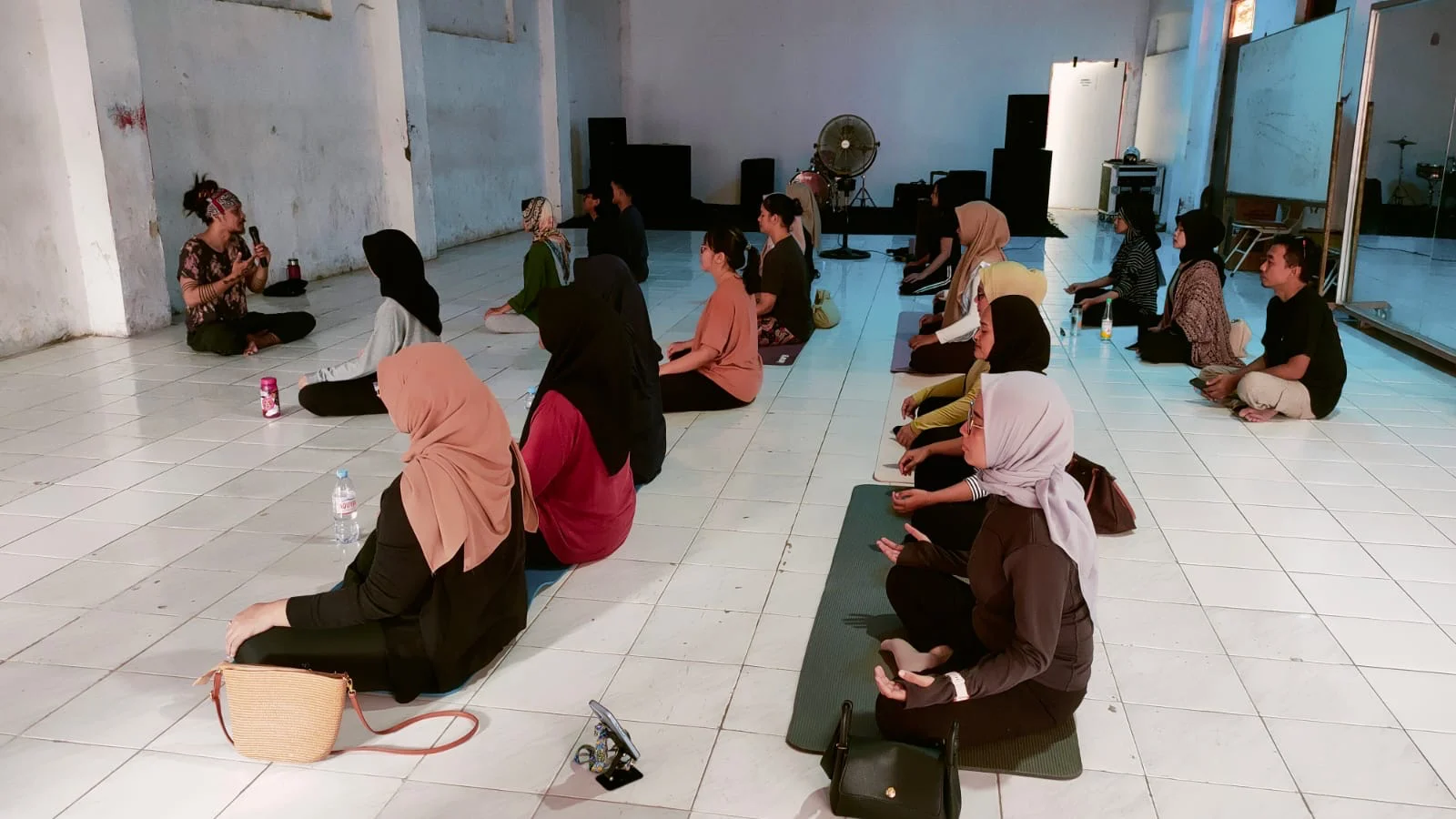 Praktisi meditasi Hernandes Saranela, membuka kelas meditasi mindful sunday di Spasi Creative Space, Jalan Waru, Kelurahan Mintaragen, Kecamatan Tegal Timur, Minggu 17 Mei 2026.
