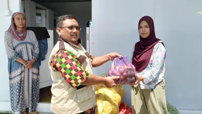 Jaga Kesehatan Warga Huntara Tegal, RSUD Suradadi Bantu Sayur dan Buah