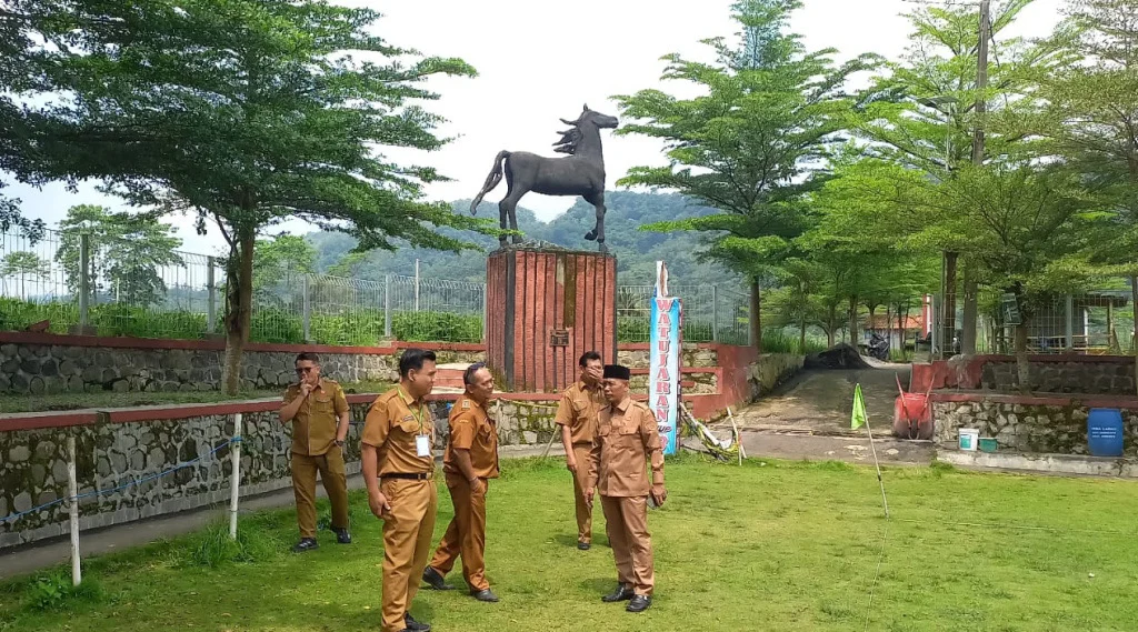 Tim penilai lomba desa tingkat Kabupaten Brebes melihat langsung lapangan sepakbola Watu Jaran di Desa Laren, Kecamatan Bumiayu. 