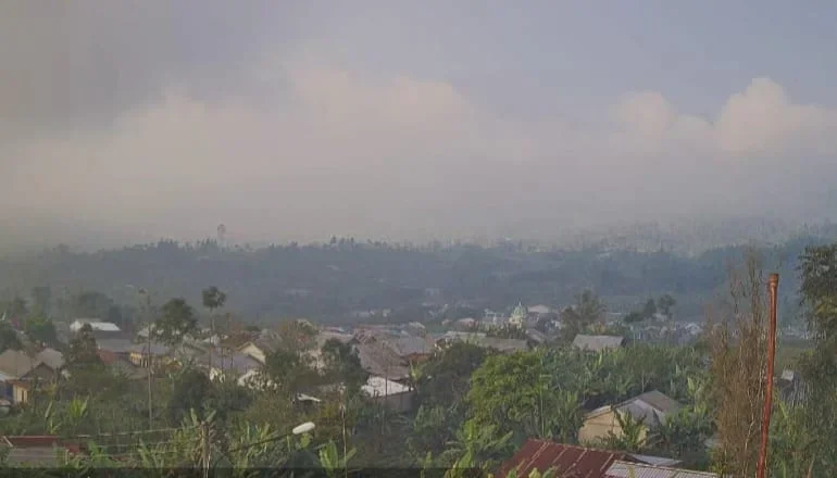 Kabut tebal menutupi Gunung Slamet yang membuat tidak bisa teramati. (Dok) 