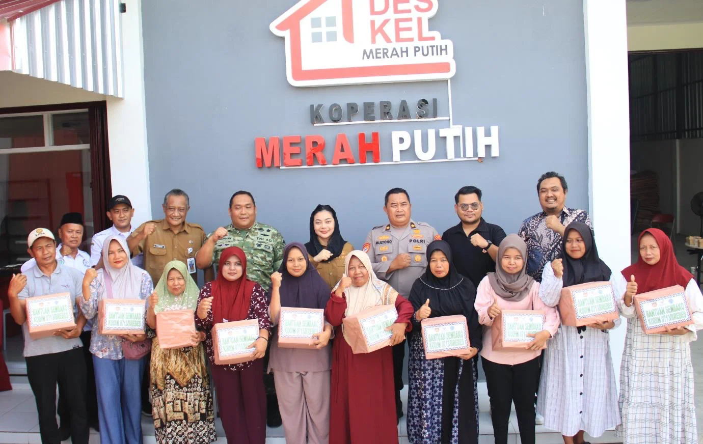 Bupati Brebes Paramitha Widya Kusuma bersama jajaran Forkopimda berfoto usai mengikuti peresmian Koperasi Desa Merah Putih secaran daring oleh Presiden Prabowo. 