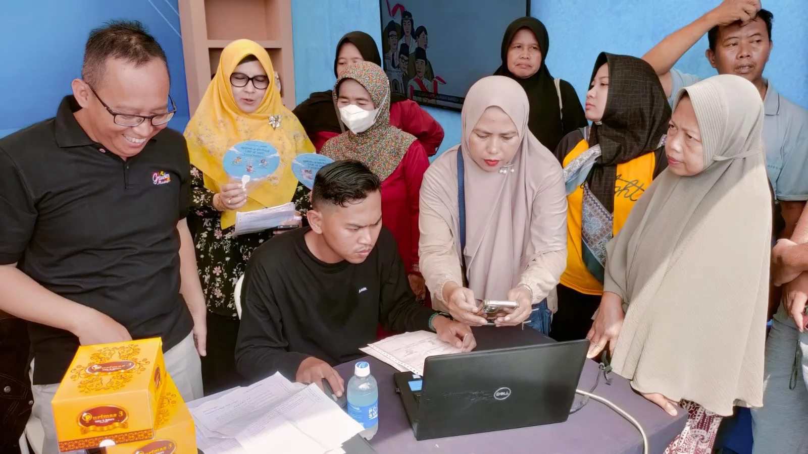 Wajib pajak di Kota Tegal, membayar PBB-P2 menggunakan metode pembayaran digital berbasis QRIS, Sabtu 2 Mei 2026.